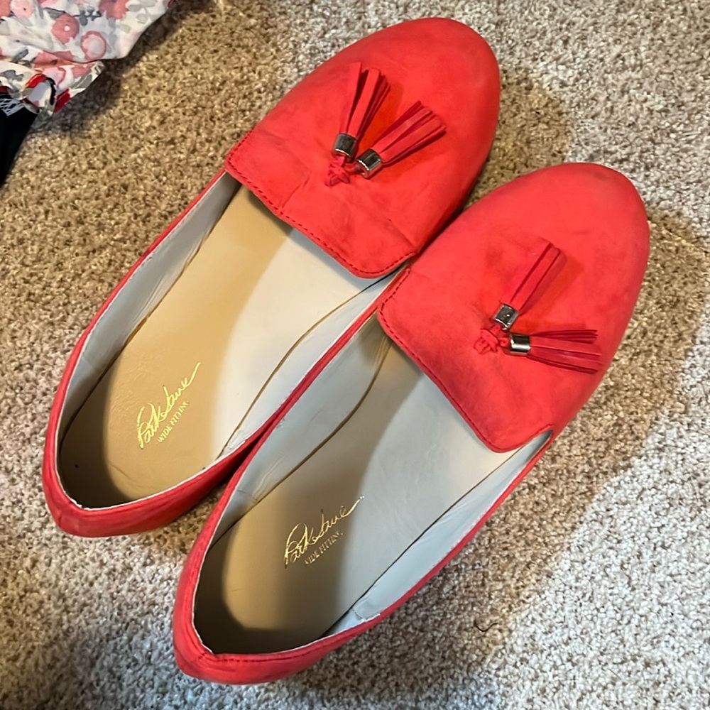 Red/orange shoes—- extra wide